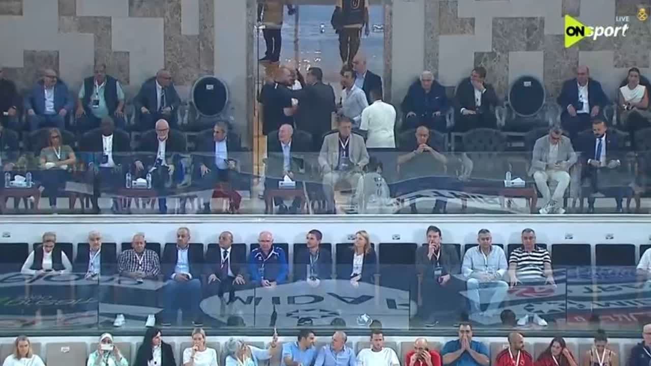 لقطة من مدرجات مباراة الأهلي والزمالك لكرة اليد من بث أون سبورت، دون ظهور لوحة النتيجة