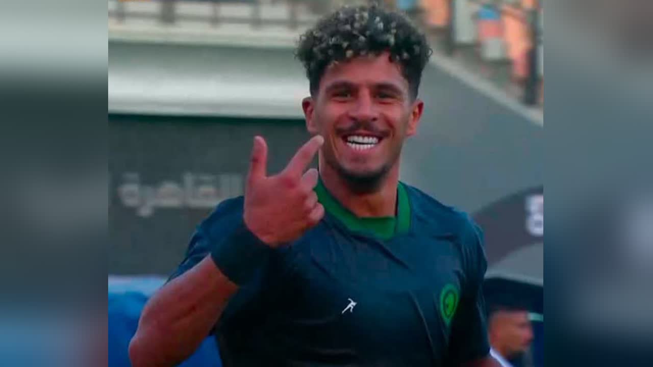 محمود ممدوح لاعب مودرن سبورت يحتفل بقميص فريقه