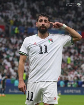 «21 هدفًا».. ثنائية الصين تضع عدي الدباغ في مكان لم يسبقه إليه لاعب فلسطيني 1 صورة كاملة لعدي الدباغ بقميص منتخب فلسطين رقم 11 وعلامة الاتحاد الفلسطيني
