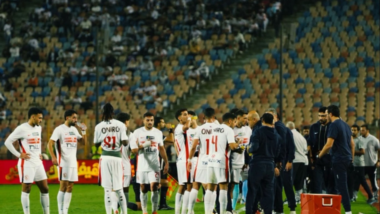 لاعبو الزمالك يحتفلون مع الجماهير بعد الفوز على المقاولون العرب